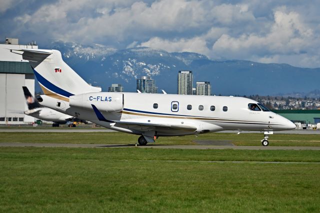 Embraer Phenom 300 (C-FLAS)