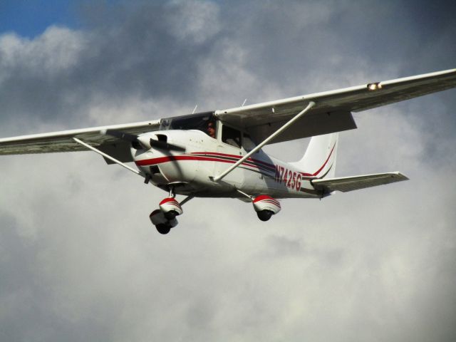 Cessna Skyhawk (N7425G) - Landing RWY 24