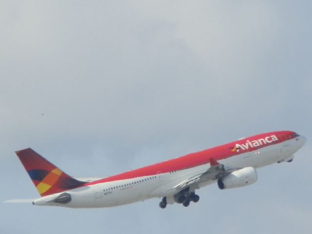 Airbus A330-200 (N975AV)