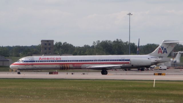 McDonnell Douglas MD-83 (N571AA)