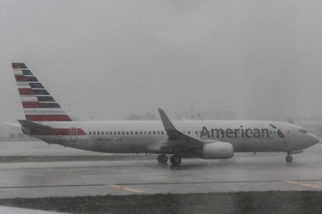 Boeing 737-800 (N970AN) - under heavy rain