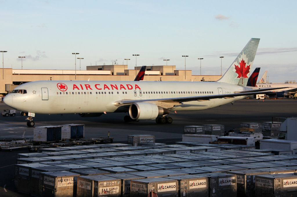 BOEING 767-300 (C-GHLU) - Arriving from Vancouver.