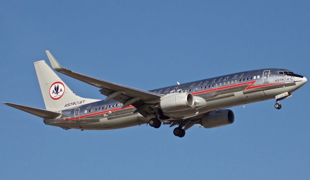 Boeing 737-800 (N905NN) - The Astrojet arriving into DFW on a brisk winter afternoon. Personally my favorite AAL livery of all time! (as normal, view in "full" size for best quality)