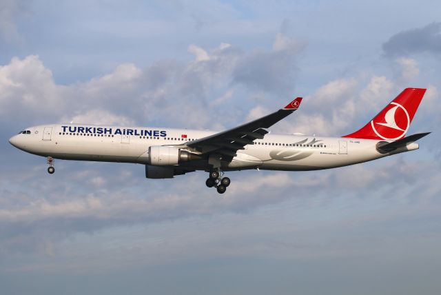 Airbus A330-300 (TC-LND)