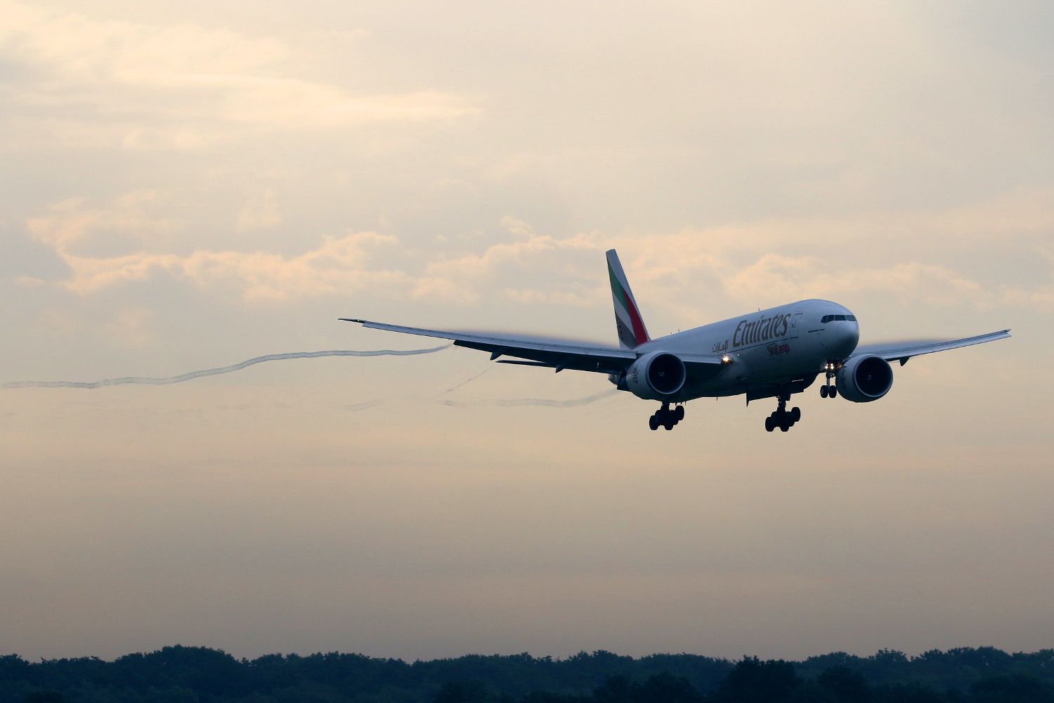 BOEING 777-200LR (A6-EFJ)