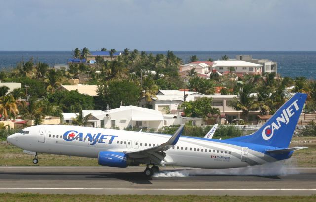 Boeing 737-700 (C-FYQO)