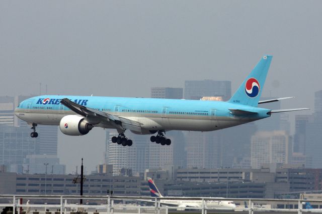 BOEING 777-300ER (HL7202)