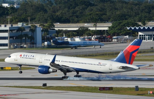 Boeing 757-200 (N900PC) - Smoking mains on RWY 28R