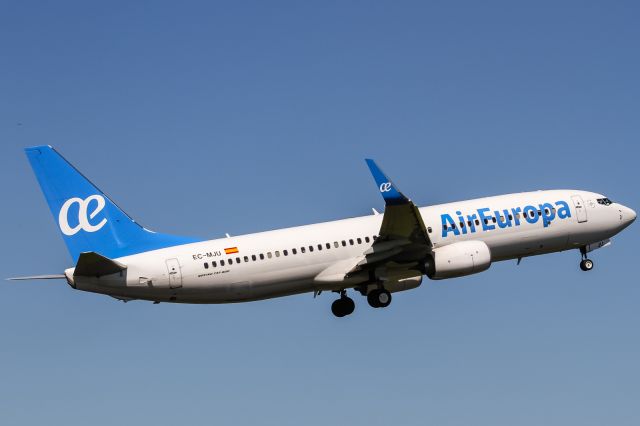 Boeing 737-700 (EC-MJU)