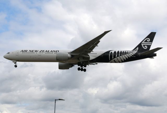 BOEING 777-300ER (ZK-OKS)