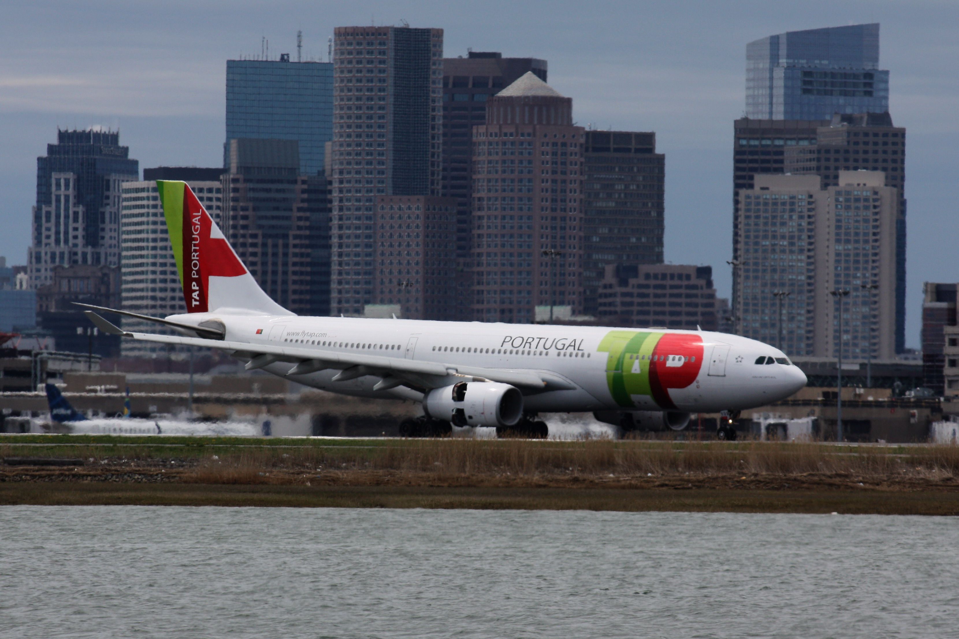 Airbus A330-200 (CS-TOS)