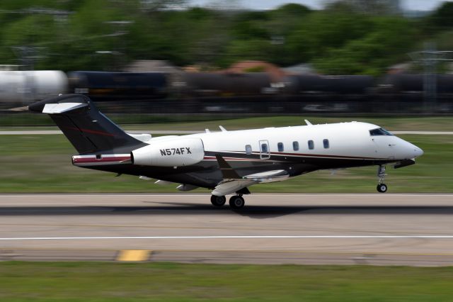 Canadair Challenger 350 (N574FX)