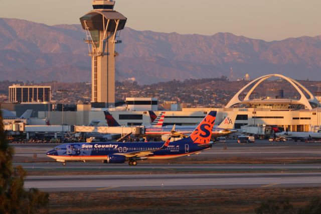 Boeing 737-800 (N815SY)