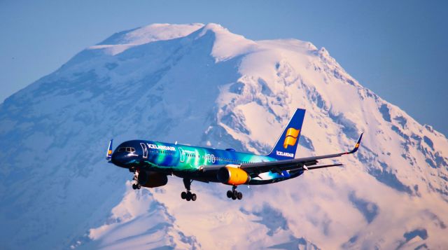 Boeing 757-200 (TF-FIU) - Aurora "Northern Lights" was painted 12/2014. A little relief from the summer heat! The snow covered 14,411 ft. Mt. Rainier is the background. KEF-SEA 5-18-2024