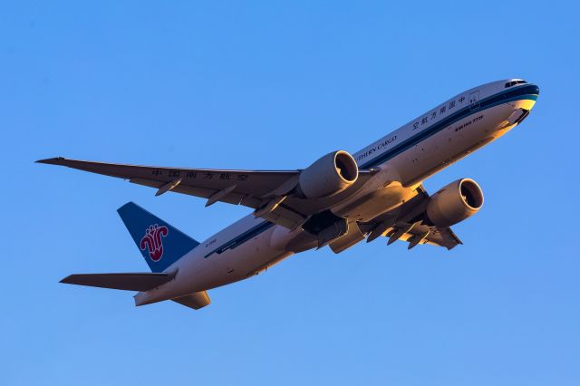 BOEING 777-200LR (B-2042)