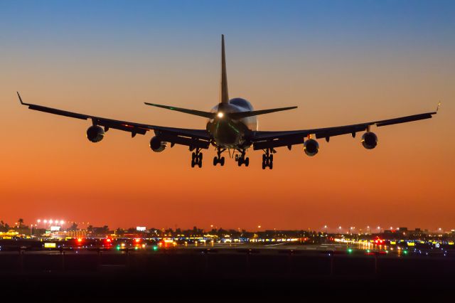 Boeing 747-400 — - Late evening arrival of British Airways to RWY 26 at Phoenix Sky Harbor Airport.