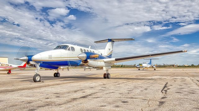 Beechcraft Super King Air 200 (N328CR)