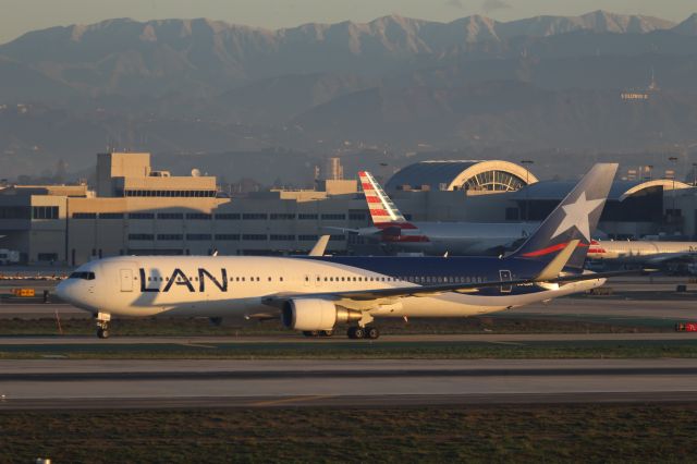 BOEING 767-300 (CC-CXH)