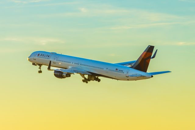 BOEING 757-300 (N593NW) - Delta Airlines 757-300 taking off from PHX on 11/9/22. Taken with a Canon R7 and Tamron 70-200 G2 lens.