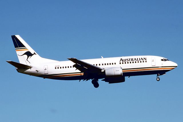 BOEING 737-300 (VH-TAI) - AUSTRALIAN AIRLINES - BOEING 737-376 - REG : VH-TAI (CN 23483/1264) - ADELAIDE INTERNATIONAL AIRPORT SA. AUSTRALIA - YPAD (17/2/1989)