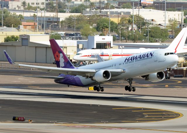 BOEING 767-300 (N688HA)