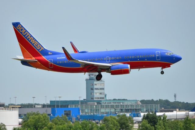 Boeing 737-700 (N240WN) - 22-R 07-09-19