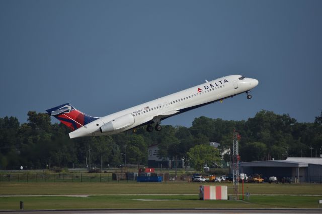 Boeing 717-200 (N938AT) - 8/7/2016: Delta Boeing 717-2BD departing on Runway 22 at KHOU.