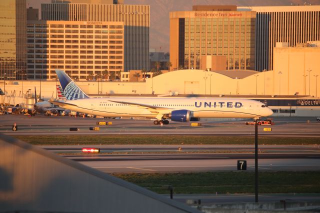 BOEING 787-10 Dreamliner (N13018)