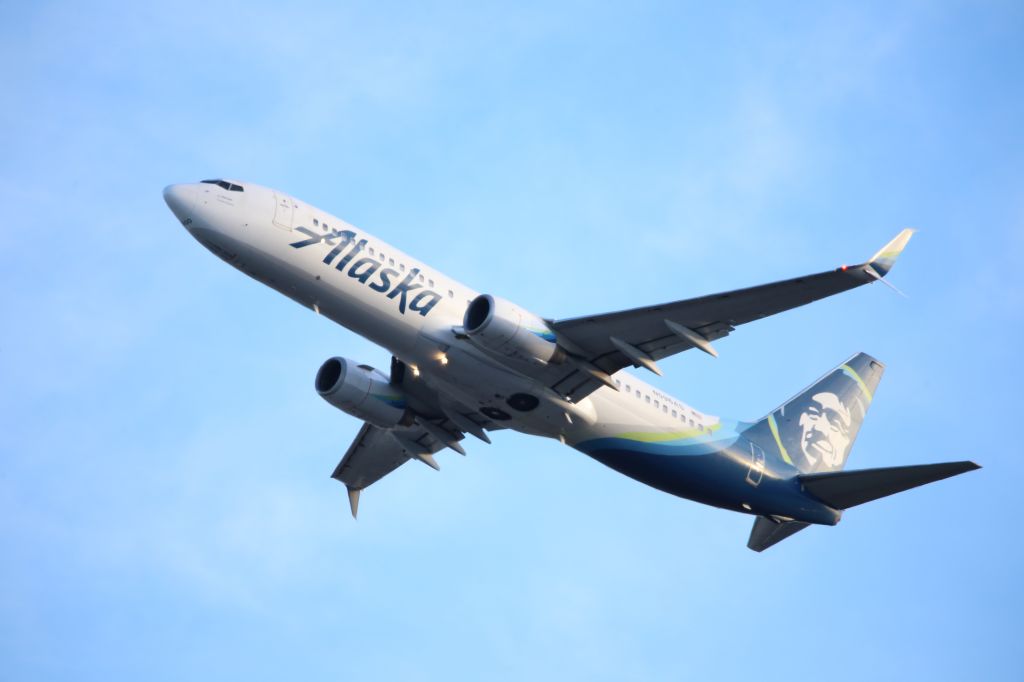 Boeing 737-800 (N596AS)