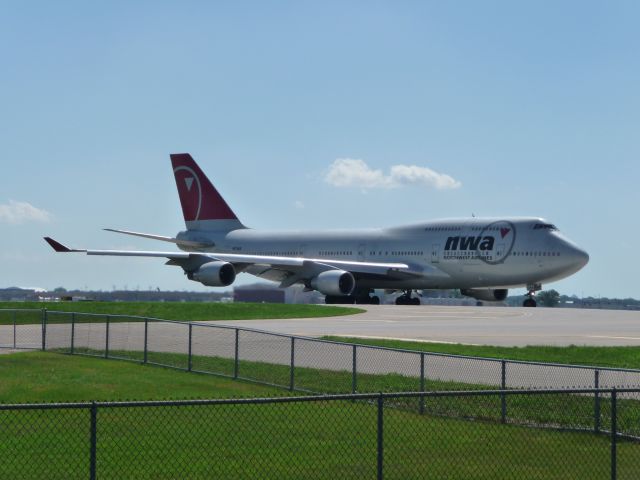 Boeing 747-400 (N674US) - A NWA 747 taxiing to runway 22 at KMSP.