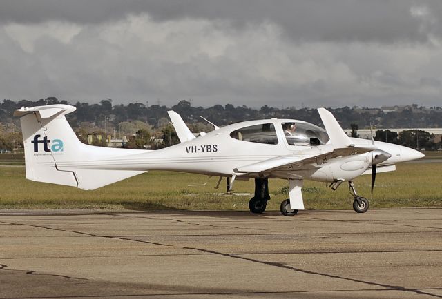 Diamond Twin Star (VH-YBS) - FLIGHT TRAINING ADELAIDE - DIAMOND DA-42 TWIN STAR - REG VH-YBS (CN 42.206) - PARAFIELD AIRPORT ADELAIDE SA. AUSTRALIA - YPPF (7/7/2015)
