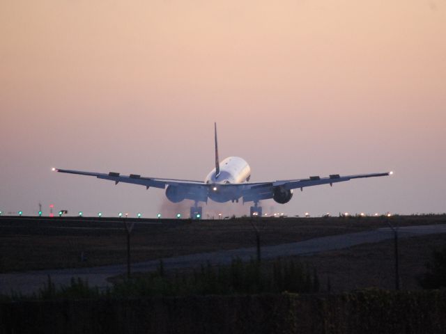 Boeing 777-200 —