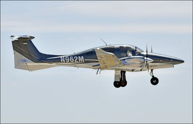 Diamond DA-62 (N962M)