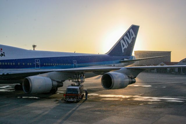 Boeing 747-200 (JA401A) - Light snowfall at sunrise dusts one of ANA's 747-400s at Osaka International Airport (Itami) - back when they were still in service in 2005.