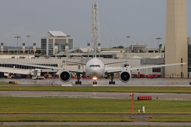 Boeing 777-200 (N76021) - Taking the runway on 19 Jun 2017.