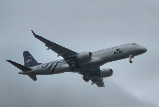 Embraer ERJ-190 (PH-EZX)
