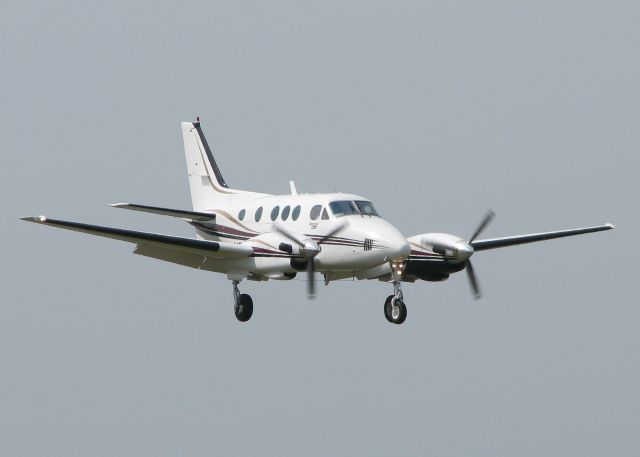 Beechcraft King Air 90 (N979MC) - Landing on 14 at the Shreveport Downtown airport.