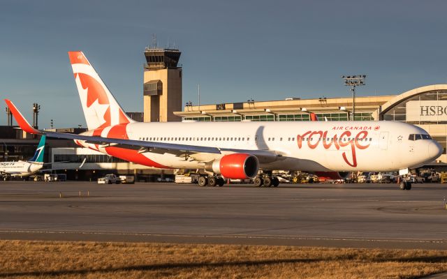 BOEING 767-300 (C-FMWQ)