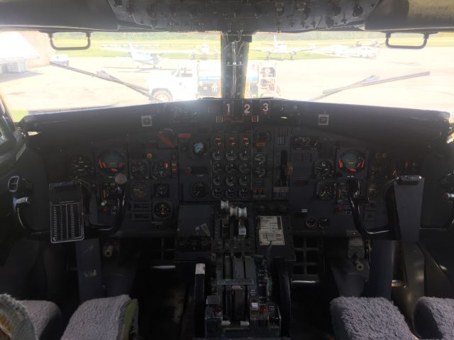 Boeing 727-100 (N117FE) - classic cockpit! (And very humid)