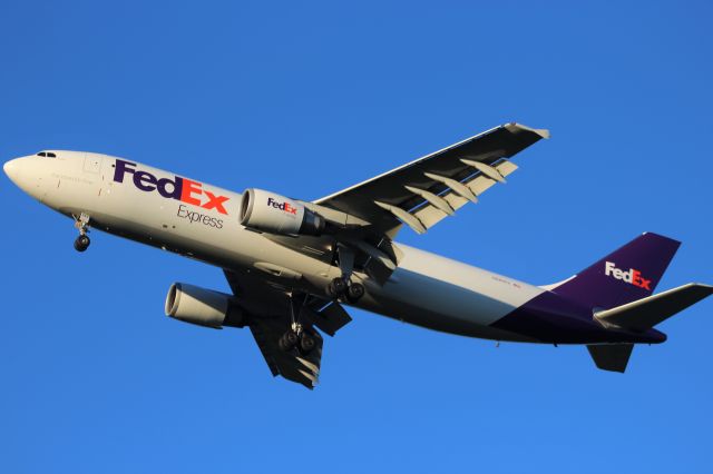 Airbus A300F4-600 (N685FE) - Flight 325 arriving at Appleton International.  The flight from Fargo ND on a beautiful summer's evening. 