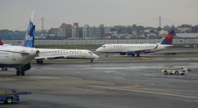 Embraer 175 (N209JQ)