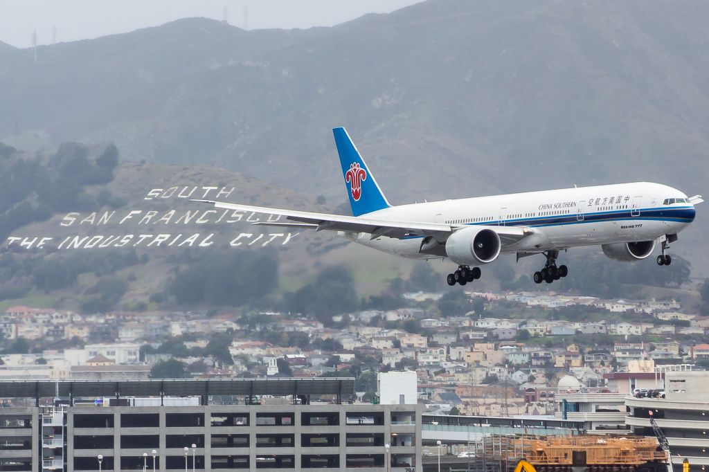 BOEING 777-300ER (B-7185)