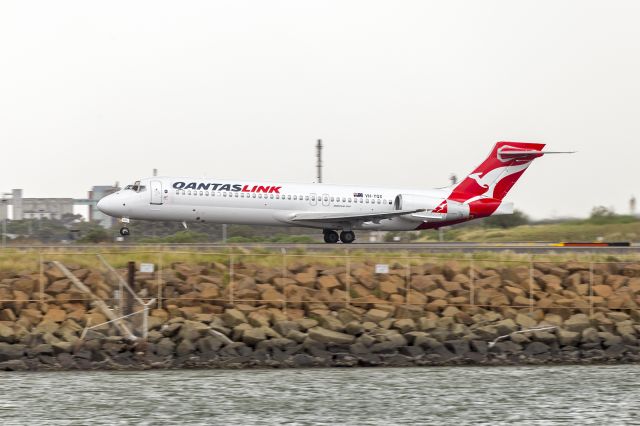 Boeing 717-200 (VH-YQX) - QantasLink (VH-YQX) Boeing 717-2K9 departing Sydney Airport