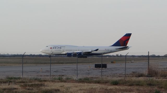 Boeing 747-400 (N674US)