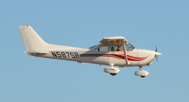 Cessna Skyhawk (N587SP)