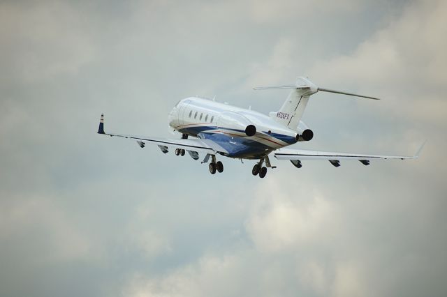 Bombardier Challenger 300 (N528FX)