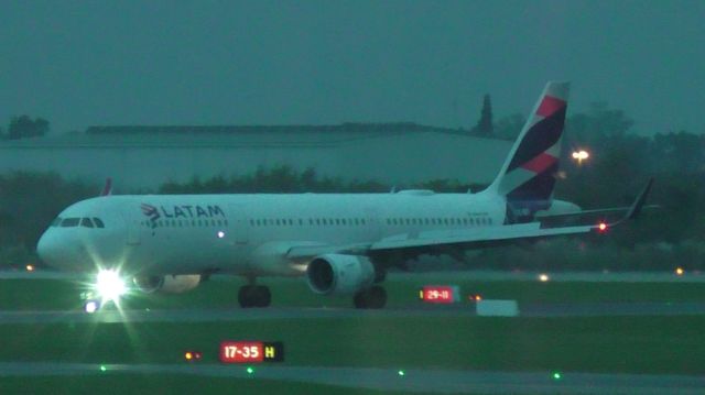 Airbus A321 (CC-BEI) - LATAM's A321 after arriving from SCEL.