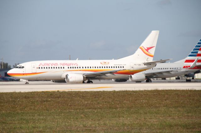 BOEING 737-400 (PZ-TCN)