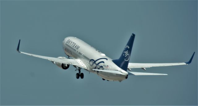 Boeing 737-800 (N3765) - Take Off from runway LAX 25R 