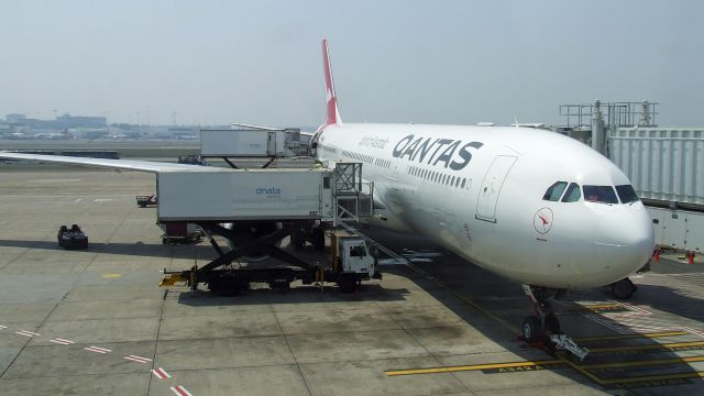 Airbus A330-300 (VH-QPH) - Qantas A330-303 VH-QPH Sydney Airport 31 October 2019